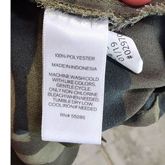 Express women's camo button down blouse with roll tab sleeves size small - Picture 3 of 7